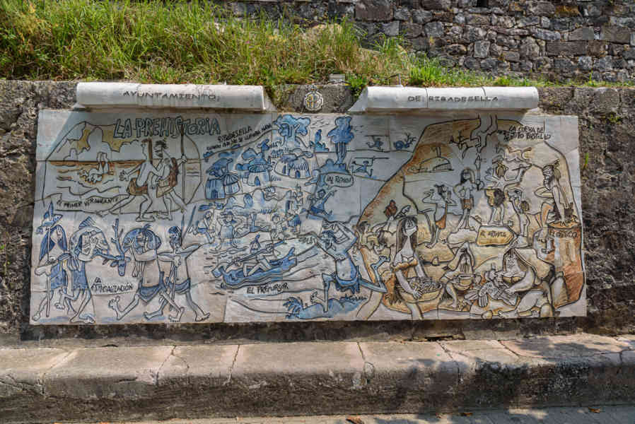 Principado de Asturias 066 - Ribadesella - ruta de la mitología asturiana - ruta histórica del puerto - murales de Mingote.jpg